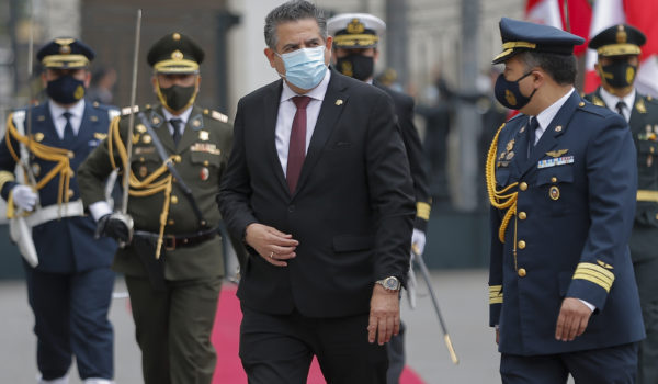 Jefe del congreso, Manuel Merino, asume como presidente de Perú