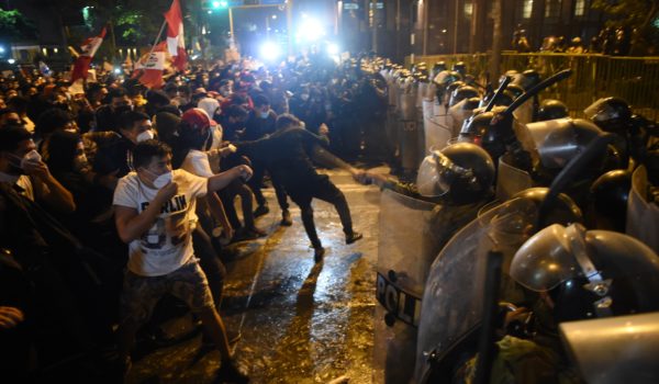 Organismos de derechos humanos exigen fin a la represión de manifestantes en Perú