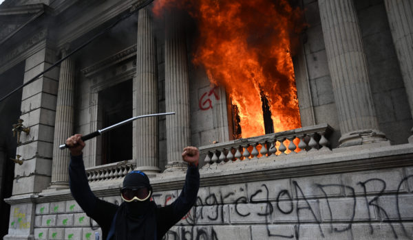 Manifestantes incendian sede del Congreso de Guatemala