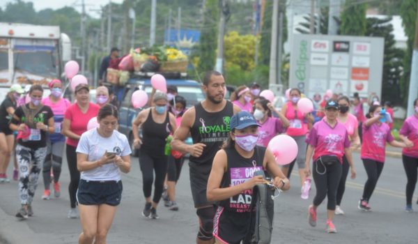 Se dieron cita desde las 5:30 de la mañana. Lo recaudado será utilizado para apoyar a mujeres que padecen esta enfermedad. LA PRENSA/ROBERTO FONSECA