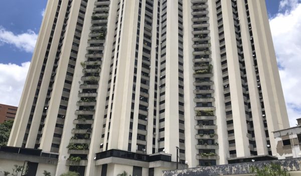 Coronavirus en Venezuela: las torres de clase media en Caracas que por la pandemia se han convertido en un «mercado árabe» de compra y venta