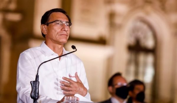 Martín Vizcarra, tras ser destituido en Perú: «Salgo del palacio de gobierno con la frente en alto»