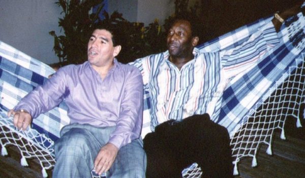 Maradona: cómo nació su rivalidad con Pelé (y qué hay de verdad en ella)