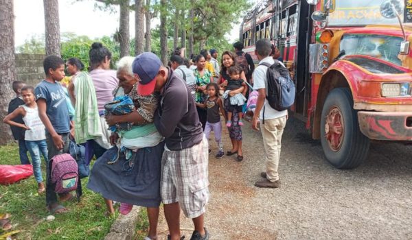 Evacuación de pobladores de la comunidad indígena Bihmona hacia Waspam, ante amenaza de la tormenta tropical Iota. LA PRENSA / RADIO URACCAN SIUNA