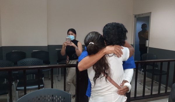 Blanca Nubia Martínez se abraza en los juzgados con su yerno Miguel Ángel Bermúdez . La Prensa/ Ernesto García