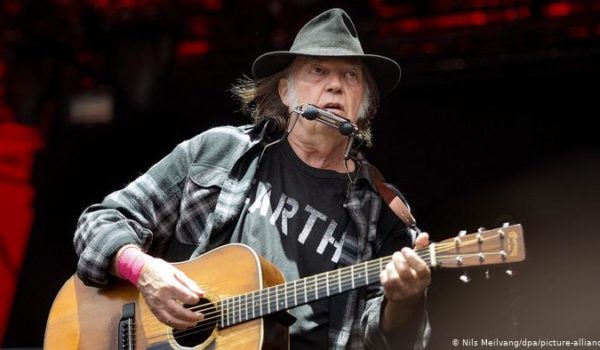 Neil Young, una leyenda del rock cumple 75 años