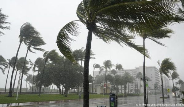 Eta golpea Florida con inundaciones y fuertes vientos