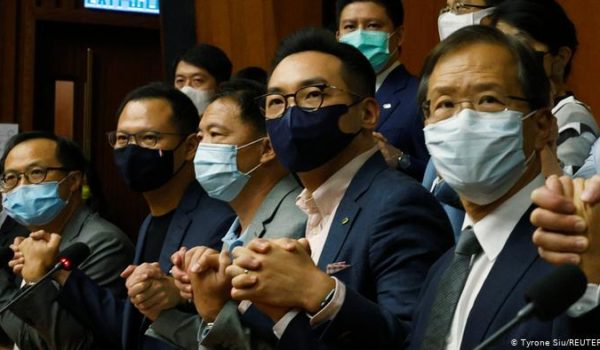 Dimiten en bloque todos los diputados prodemocracia en Hong Kong