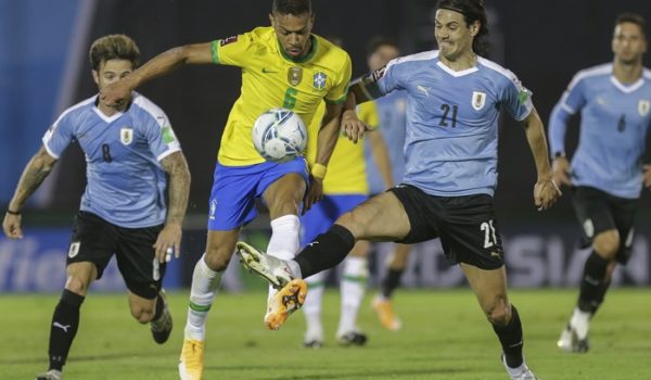 La selección de Uruguay multada con 15,000 dólares por violar el protocolo de Covid-19