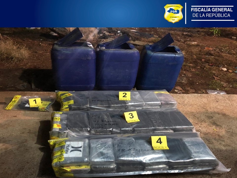 En tres bidones estaban los 100 kilos de cocaina. La Prensa/ Cortesia
