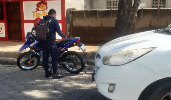Este policía se dio a la fuga después de atropellar a otro motociclista. La Prensa/ Cortesía