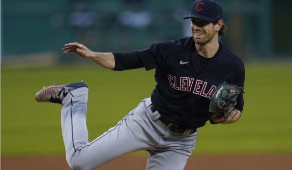 Shane Bieber y Trevor Bauer ganan premios Cy Young en Grandes Ligas