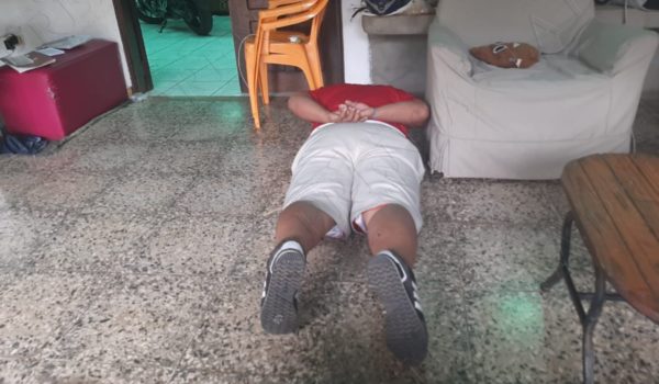 Trabajador de tienda de celulares muestra como los dejaron los ladrones. La Prensa/ Eenesto García