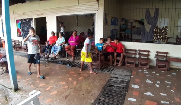 Al menos unos 600 comunitarios de Wawa Bar permanecen albergados en la Escuela Verbo, en Bilwi. LA PRENSA / CORTESÍA