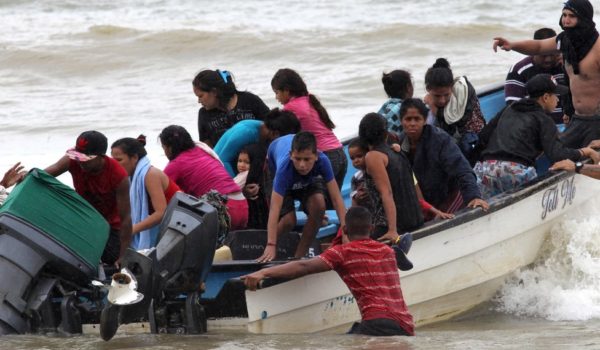 Los 27 venezolanos deportados de Trinidad y Tobago que tuvieron que ser devueltos y están ahora detenidos