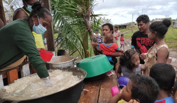 Más de 1,500 personas reciben un tiempo de comida en los comedores comunitarios en Bilwi. LA PRENSA / CORTESÍA NIDIA WHITE