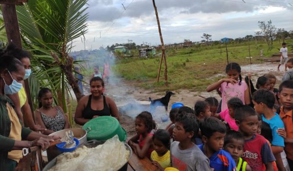 Para garantizar semanalmente un plato de comida diaria a más de 300 personas en cada comedor se invierte un total de 860 U$. LA PRENSA / CORTESÍA NIDIA WHITE