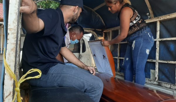 Familires de Oswaldo Flores Urbina retiran su cadáver del Instituto de Medicina Legal, IML. La Prensa/ Ernesto García .