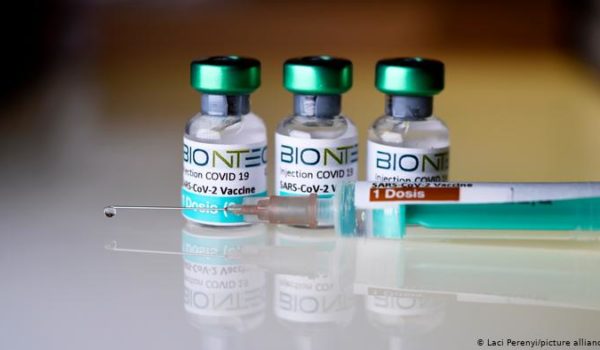 Reino Unido es el primer país en aprobar vacuna de Pfizer/BioNTech