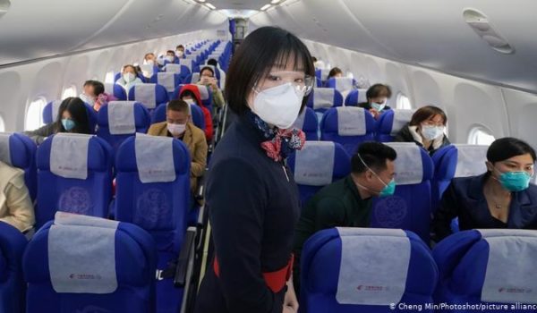 La aviación de China pide a tripulación que use pañales para evitar contraer COVID-19