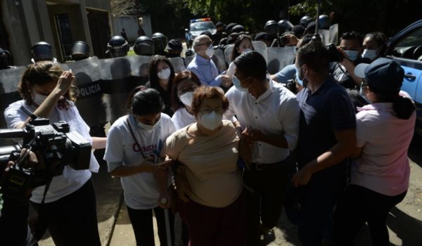 Policía Orteguista agrede a periodistas y activistas en conferencia de prensa sobre asalto a Confidencial