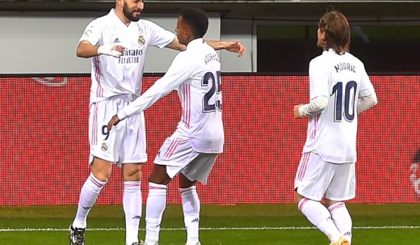Un inspirado Benzama mantiene al Real Madrid en la punta de la Liga