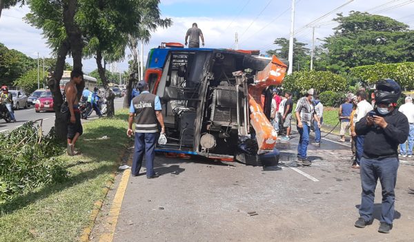 Al menos 15 lesionados dejó la volcadura de un autobús de la ruta 210 en el kilómetro 12 de la carretera nueva a León . La Prensa/ Ernesto García