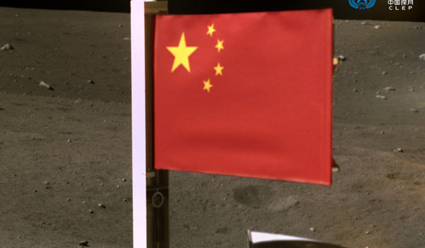 China se convierte en el segundo país en la historia en plantar su bandera en la Luna