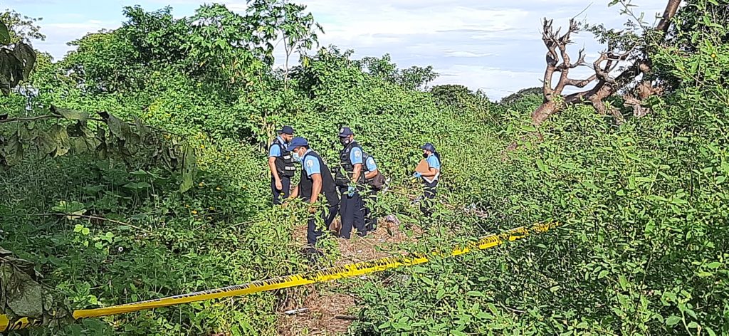 Este es el predio montoso donde fue encontrado ultimado de dos cuchilladas el vigilante Salvador Arias Ruiz. La Prensa/ Ernesto García