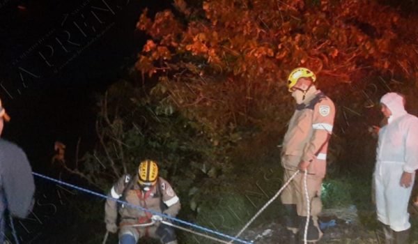 Más de dos horas le llevó a los rescatistas de los bomberos extraer el cadáver de un desconocido del fondo de un abismo en El Crucero. La Prensa/ Ernesto García