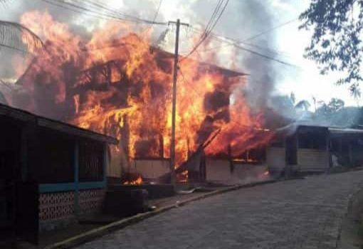 Al menos tres viviendas fueron consumida por las llamas la tarde de este jueves en Bonanza, Caribe Norte de Nicaragua. La Prensa/ Cortesía.