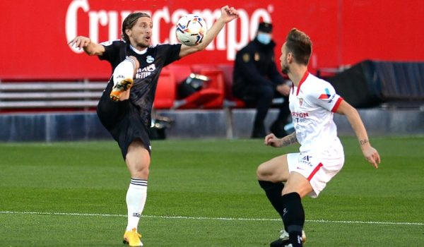 Un Real Madrid sin brillo logra los tres puntos en Sevilla