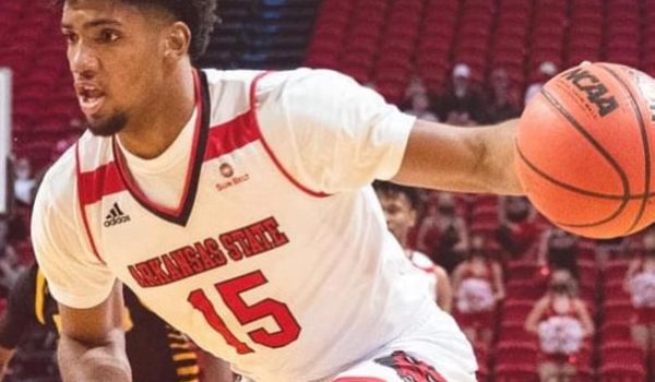 ¡Impresionante! Norchar Omier, el único jugador de primer año que promedia doble-doble en la División I de la NCAA