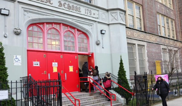 Escuelas primarias reabren en Nueva York, pero restaurantes podrían volver a cerrar