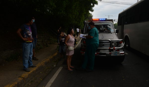 Ciclista es arrollado por una camioneta y conductor se da a la fuga