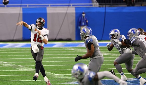 Un Tom Brady de récord impulsa a los Buccaneers de vuelta a playoffs de la NFL