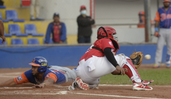 Gigantes descarrillan al Tren del Norte, Tigres sobreviven en guerra de batazos ante León