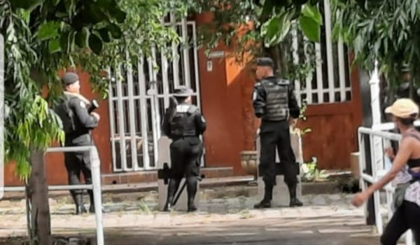 Persiste asedio policial contra Radio Mi Voz, en León, denuncia el periodista Álvaro Montalván