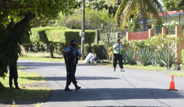Policías golpean a Félix Maradiaga cuando quiso atender a periodistas