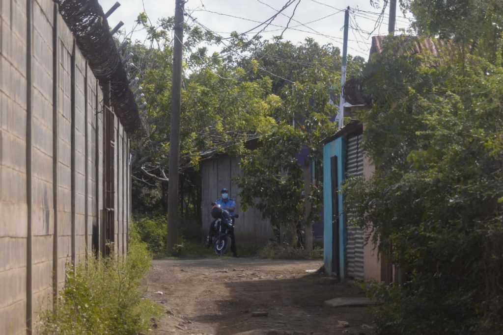 Un policía en el callejón que conduce a la vivienda de los padres de Richard Pavón. LA PRENSA/JADER FLORES