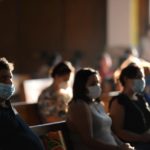 Feligreses portaron sus mascarillas y guardaron distancia, como medida ante el Covid-19. LA PRENSA / O. NAVARRETE