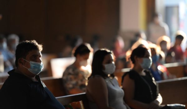 Feligreses portaron sus mascarillas y guardaron distancia, como medida ante el Covid-19. LA PRENSA / O. NAVARRETE