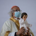 Monseñor Brenes realizó la procesión con la imagen del Niño Dios, dentro del templo. LA PRENSA / O. NAVARRETE