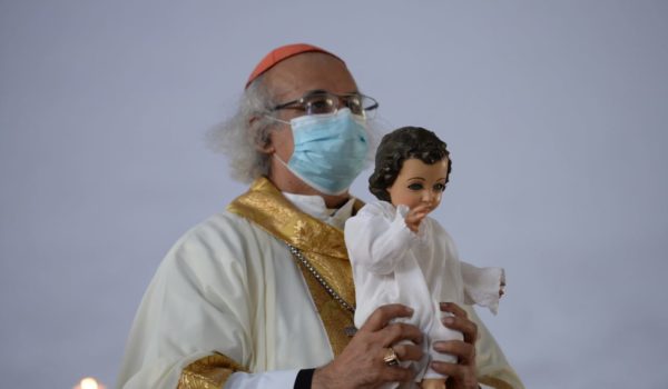 Monseñor Brenes realizó la procesión con la imagen del Niño Dios, dentro del templo. LA PRENSA / O. NAVARRETE