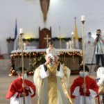 Monseñor Brenes realizó la procesión con la imagen del Niño Dios, dentro del templo. LA PRENSA / O. NAVARRETE