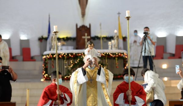 Monseñor Brenes realizó la procesión con la imagen del Niño Dios, dentro del templo. LA PRENSA / O. NAVARRETE