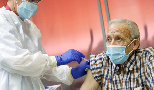 Unión Europea inicia «esperanzadora» campaña de vacunación contra el coronavirus