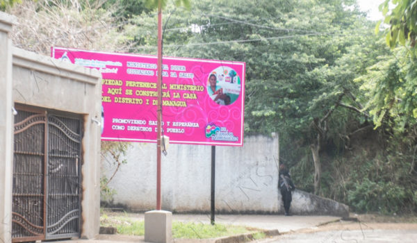 Este fue el cartel colocado en Confidencial y Esta Semana. LA PRENSA/W. LÓPEZ 