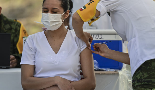 Médicos y enfermeros de México aseguran recibir inyección de tranquilidad y ánimo