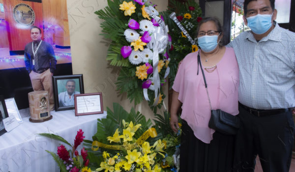 Velan cenizas del doctor nicaragüense Darwin Jiménez, quien falleció en México por Covid-19